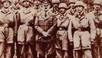 Hitler after decorating the paratroopers which had participaded in the assault to the Eben Emael fortress.