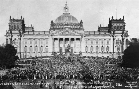 Manifestation in front of the 'Reichstag' against the Versailles Treaty.