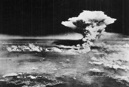 The cloud with mushroom form has 6 Km of height and 3 Km of diameter. The photo was taken from 'Enola Gay'.