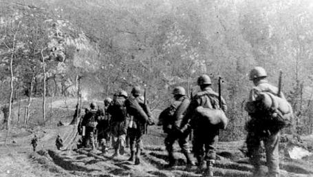 Military patrol from the BEF 1st Infantry Regiment advances towards Monte Castello.