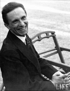Goebbels friendly to the photographer Eisenstaedt (before knowing that this photographer was Jew).