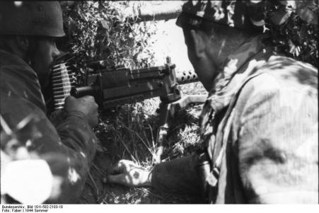 Two paratroopers camouflaged with M1919 Browning machine gun.