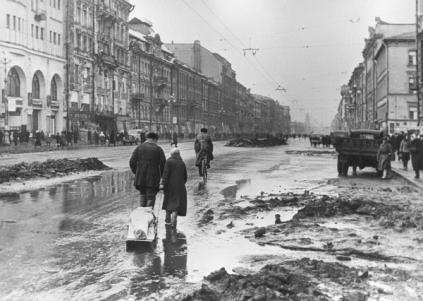 Leningradians on Nevsky Avenue during the siege.